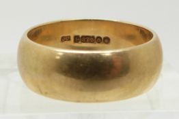 A 9ct gold wedding band, 5.1g (size L)