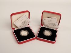 Royal Mint 2001 silver proof piedfort £1 coin together with an identical example, both cased with