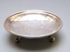 George V hallmarked silver three footed shallow bowl or bon bon dish, with hammnered Arts and Crafts