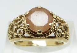 A 9ct gold ring set with quartz with pierced shoulders, 3.7g (size M)