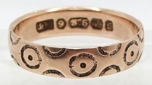 A 9ct rose gold ring with circular decoration, 2.4g (size M)
