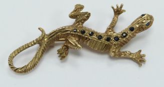 A 9ct gold lizard brooch set with sapphires, 4g