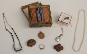 A collection of jewellery including a pearl necklace, Victorian brooch, locket, pearl and