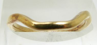 An 18ct gold band made to interlock with a solitaire ring, 2.6g (size L)