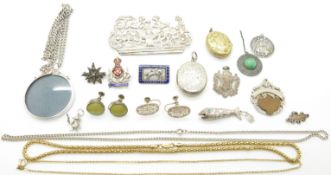 Eighteen silver rings including marcasite, quartz, moonstone etc