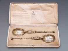 Garrard &Co. Ltd cased pair of silver gilt replica coronation anointing spoons, London 1910,