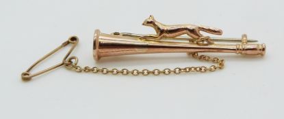 A 9ct gold hunting brooch depicting a horn and fox, 1.5g
