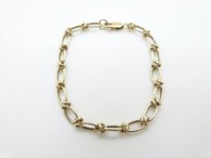 A 9ct gold bracelet made up of oval links, 8g