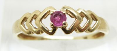 A 9ct gold ring set with a pink sapphire (size N)