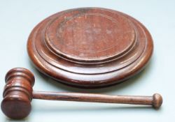 Auctioneer's mahogany gavel and block, diameter of block 16cm.