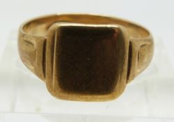 A yellow metal signet ring, 3.6g (size P)