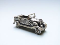 White metal novelty model of a Rolls Royce or similar vintage car, length 5.5cm, weight 33g