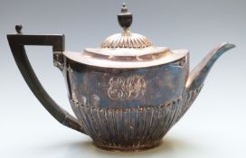 Victorian Mappin Brothers hallmarked silver teapot with reeded lower section, Sheffield 1899, length