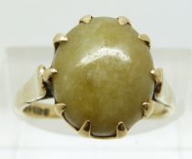 A 9ct gold ring set with agate