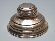 George V hallmarked silver capstan inkwell, Chester 1910 maker J&R Griffin, diameter 8cm