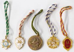 Five early Edwardian Sandown and Sandown Park horse racing enamel badges, each with member's