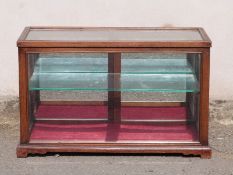 An oak framed glazed table top display cabinet with single glass shelf, H 40 x W65 x D33cm