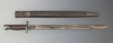 British Army 1907 pattern bayonet with 43cm blade, in scabbard.