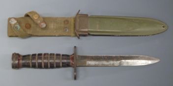 WWII military knife/ bayonet with 16.5cm blade, in metal scabbard with frog.