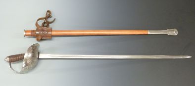 Replica 1912 pattern British cavalry sword in leather scabbard, blade length 90cm.