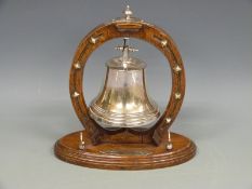 Edwardian plate bell gong in an oak horse shoe shaped frame with brass fittings, height 27.5cm