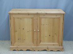 Large pine cupboard/sideboard with 2 shelves inside. W120 x D50 x H91cm