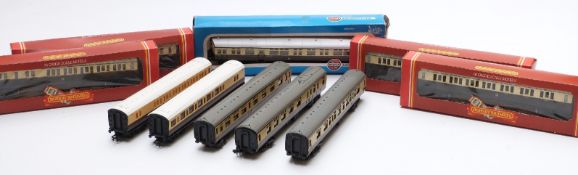Ten Hornby and similar 00 gauge GWR and Western region model railway coaches, five in original