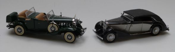 Two Danbury/ Franklin Mint 1:24 scale diecast model vehicles The 1932 Cadillac V-16 Sport Phaeton