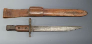 WWI Canadian Ross Rifle Co, Quebec bayonet with 25cm blade, in leather bound scabbard with frog.
