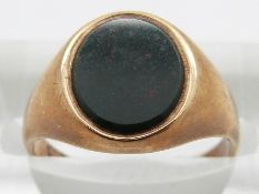 A 9ct gold ring set with blood stone, 2.9g, size K
