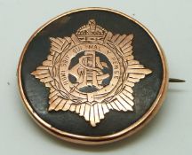 A 9ct gold militery brooch set with tortoiseshell and 'Honi Soit Qui Mal Y Pense'
