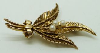 A 9ct gold brooch in the form of fern leaves, set with pearls, 3.8g