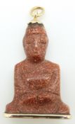 A carved sunstone pendant in the form of Guanyin with yellow metal fittings, length 3cm, 6.2g