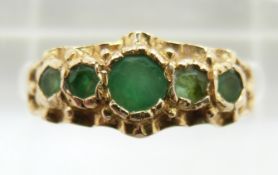 A 9ct gold ring set with emeralds, 2.1g, size M