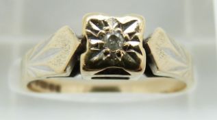 A 9ct gold ring set with a diamond, 2.6g, size N