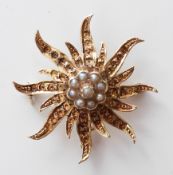 A 14k gold pendant set with pearls, 4.9g