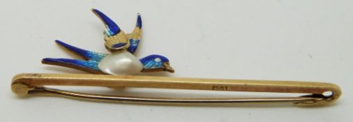 A 15ct gold brooch in the form of a bird/ swallow set with a pearl to the body and enamel, in