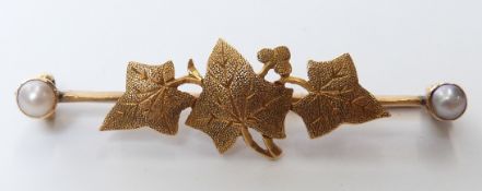 An 18ct gold ivy brooch set with two pearls, 2.5g, 3.5cm