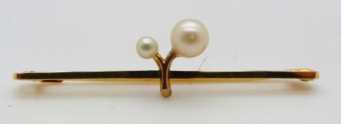 A 9ct gold brooch set with two pearls, 1.9g