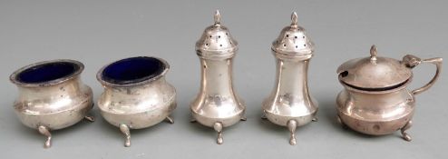 George V hallmarked silver five piece cruet set with blue glass liners, Birmingham 1918 maker