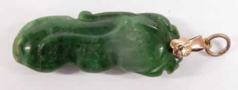 A nephrite jade pendant carved with peaches, 3.5cm long