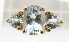 A 9ct gold ring set with aquamarines, 2.4g, size U
