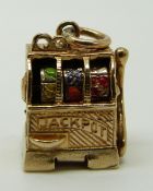 A 9ct gold functioning fruit machine charm, 8.9g