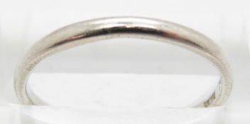 A platinum wedding band/ring, 2.7g, size O