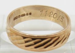 A 9ct gold wedding band/ ring with textured detail, 2.4g, size L