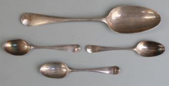 Georgian bottom hallmarked silver table spoon, London 1754 maker's mark RH possibly for Richard