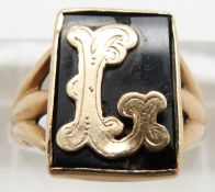 A 9ct gold ring set with oynx, 4.6g, size M