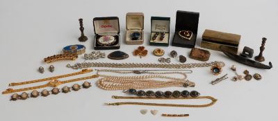 A collection of jewellery including 15ct gold expanding Rolex watch strap (2.8g), costume jewellery,