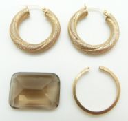A pair of 9ct gold earrings, a 9ct gold ring (2.8g) and a smoky quartz