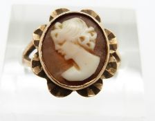 A 9ct gold ring set with a cameo, 3.5g, size L